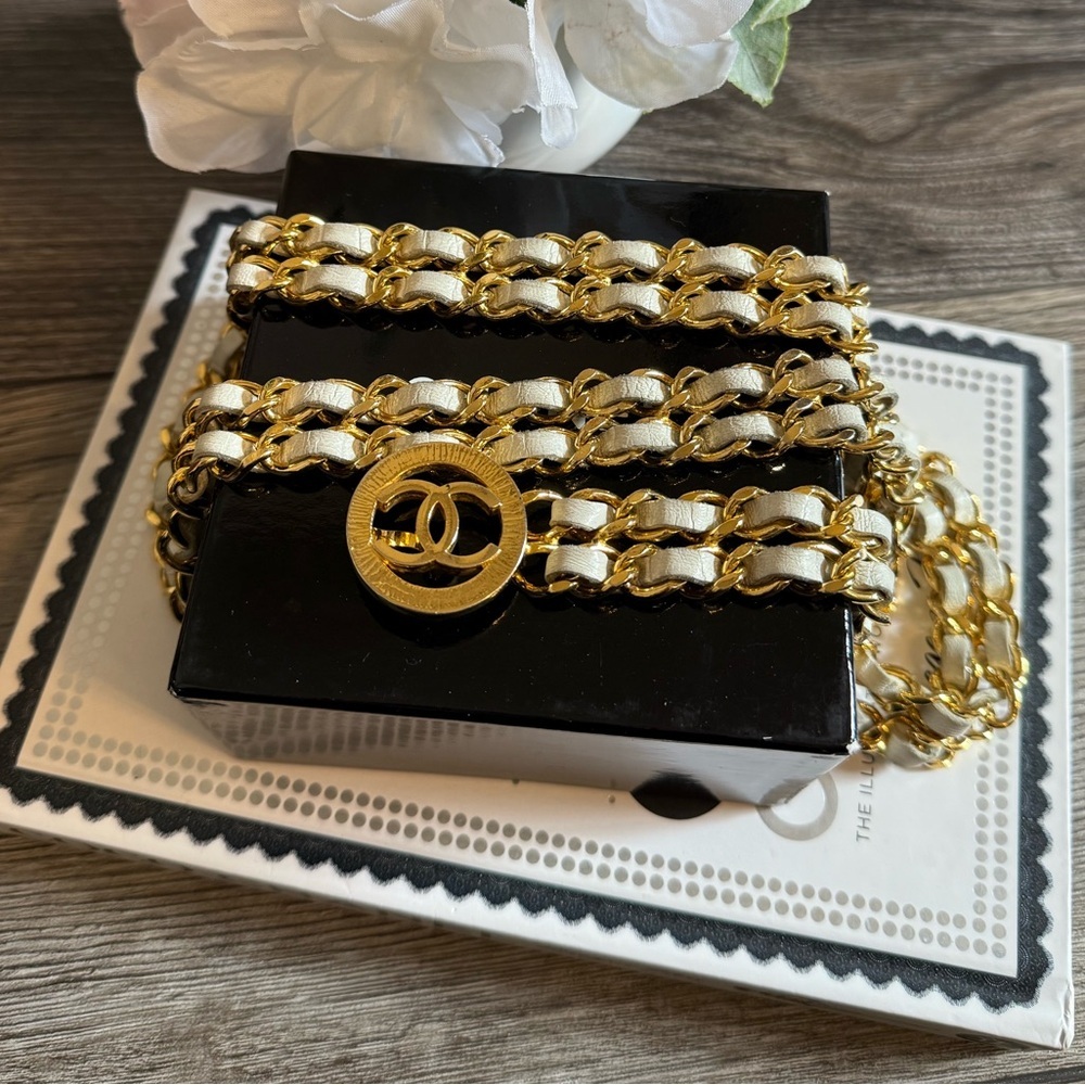 CHANEL Vintage White Leather Gold Chain Link CC Logo Necklace/Belt - Picture 12 of 13